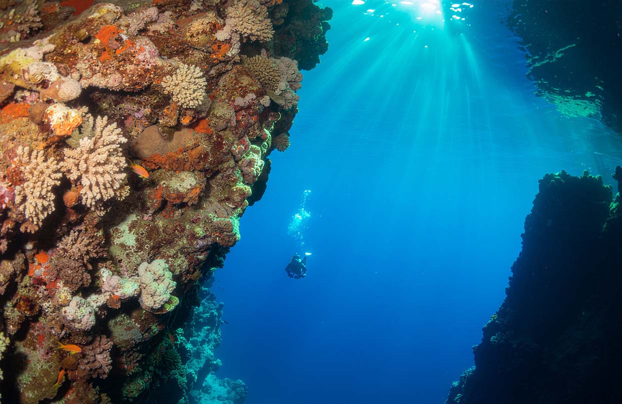 Dahab's Blue Hole in Egypt, snímek World Travel Magazine